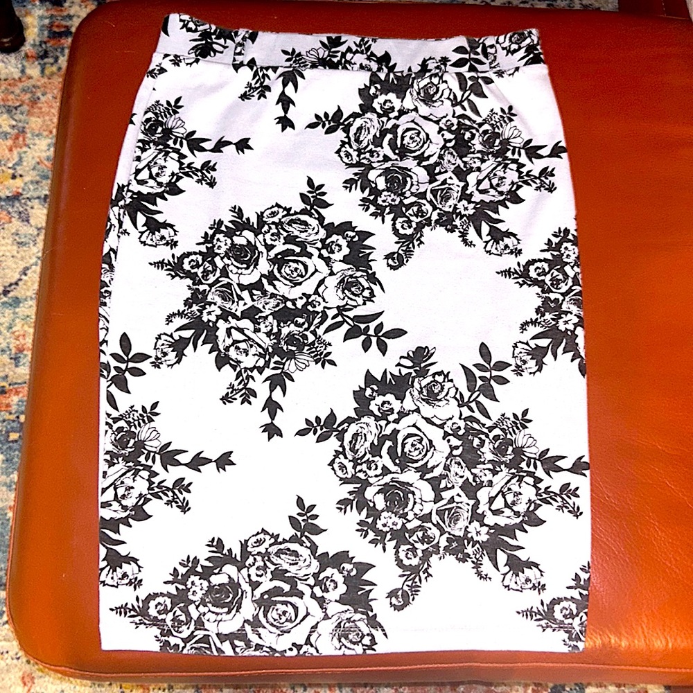 Cute “Iris” Los Angeles Black & white Floral pencil skirt Size L